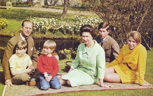 queen-e-ii-with-family